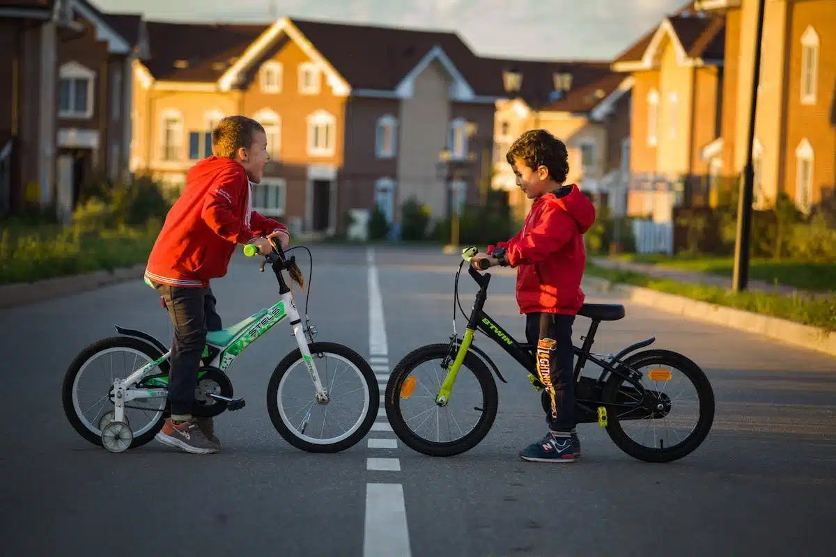 Le meilleur moment pour initier les enfants au vélo: une exploration de l’âge idéal